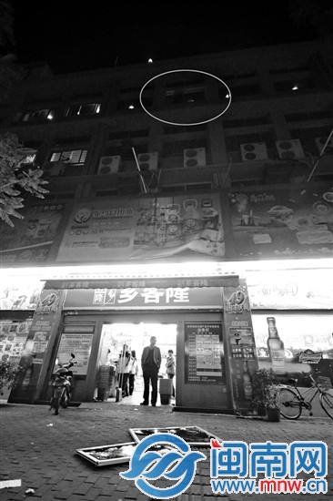 两扇窗四楼掉下 砸伤老妇