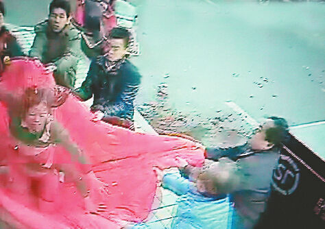 　撑棉被接住跳楼女为“举被哥”们点赞！
