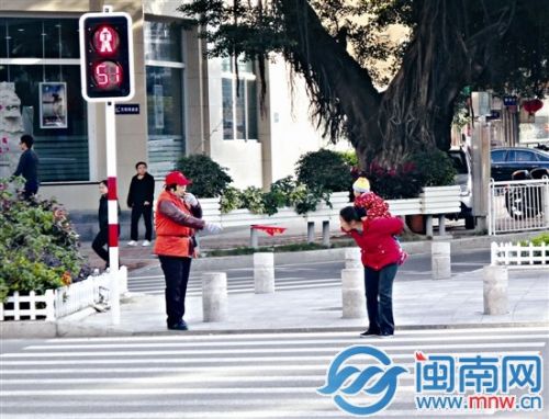 石狮志愿者开展文明交通劝导