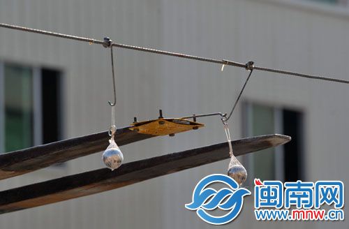 师傅将挂着铁球的小圈吊进细钩2