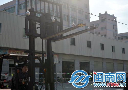 师傅将挂着铁球的小圈吊进细钩