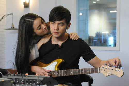 周杰伦《算什么男人》MV首发 周董林依晨演情侣(视频)