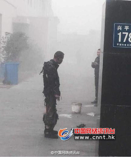 1工人衣服被烧光 图为爆炸现场