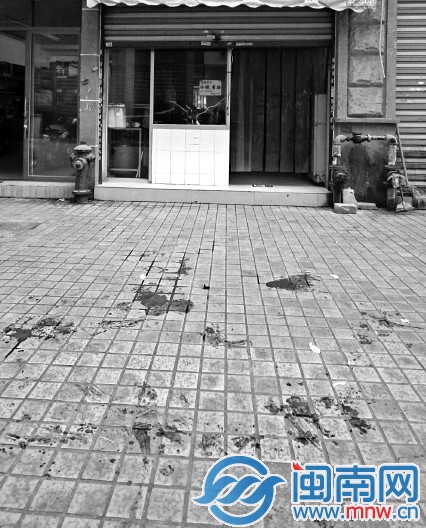 郑先生负伤跑下楼向快餐店老板求救，伤口的血流了一路
