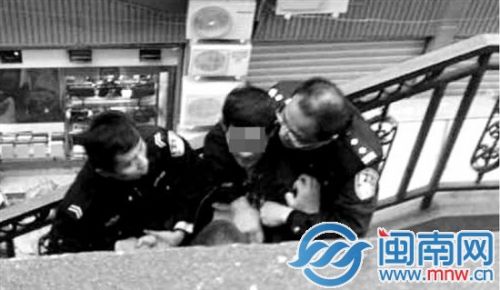 漳州市区武疯子缺管束多次伤人 遭砍伤邻居仍未脱险