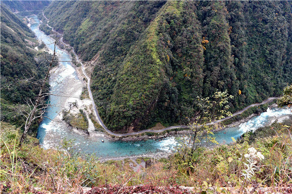 独龙江在群山间蜿蜒流淌。新华社发布客户端记者 王长山