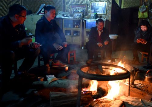 高德荣（右二）不喜城里喜乡下，不爱霓虹爱火塘。新华社发布客户端记者 王长山