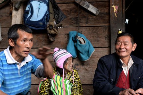 跟老乡在一起，高德荣是真开心。新华社发布客户端记者 胡超