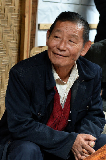 老旧的外套、粗糙的手，高德荣就像山野间行走的一名老农，看不出是一名副厅级干部。新华社发布客户端记者 胡超