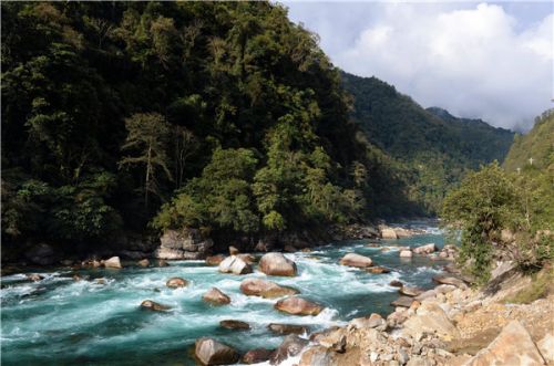 独龙江畔长大，根据水流、雪山的变化预报天气是高德荣的&ldquo;独门秘籍&rdquo;。新华社发布客户端记者 胡超