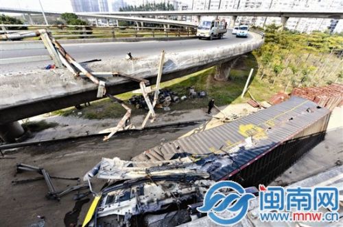挂车失控冲下立交桥，桥上面的护栏被齐根撞断