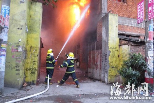 鞋厂仓库清晨失火，由于村道窄，灭火受影响