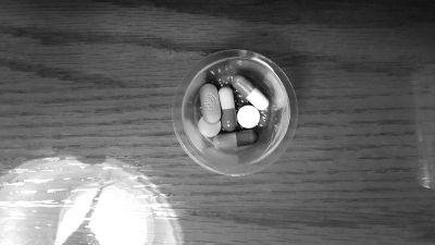 男子帮病友购国外低价药被诉