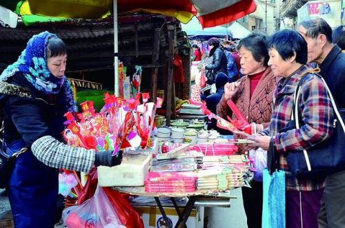 城北市场采购冬至用品者众。
