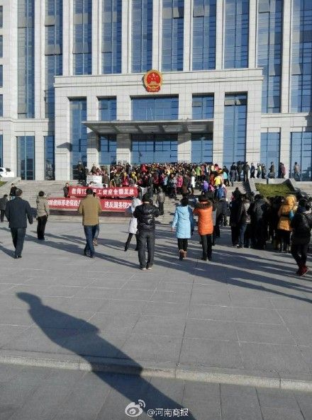 河南近千名教师政府门前罢工:工资未涨反被克扣