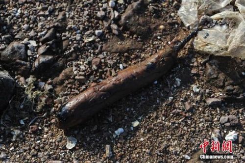 青岛胶州湾遭泄露原油污染 &ldquo;污染物&rdquo;遍布海滩