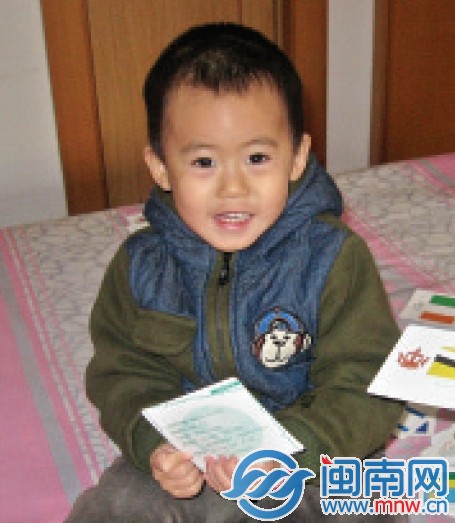 不到三岁 就认得近200个国旗