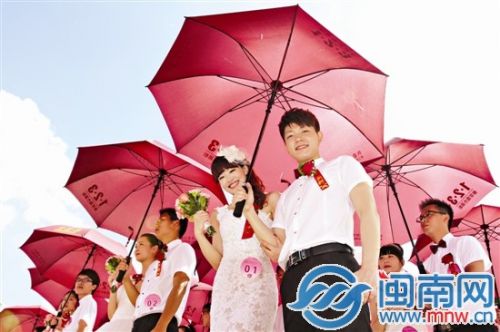 城镇化的关键是人，图为今年7月12日第二届新晋江青年集体婚礼，来晋江打工的青年朋友将爱留在晋江