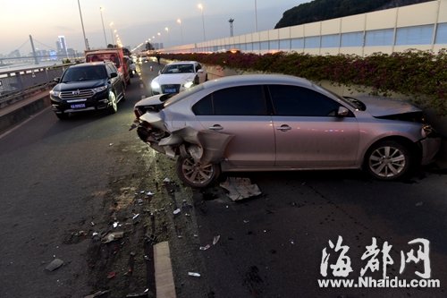 福州一小車與寶馬相撞等施救被追尾 司機(jī)被摔出車外