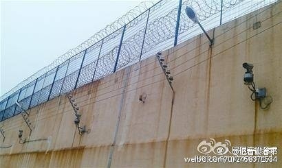 安徽阜阳监狱一狱警在办公区坠楼死亡 警方介入调查
