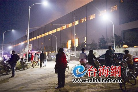 ▲昨日晚上6时,着火仓库仍在燃烧