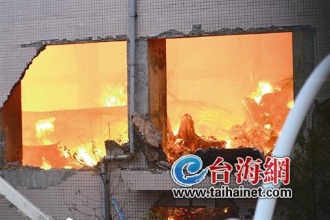 ▲透过墙洞,可以看到仓库像个大火炉