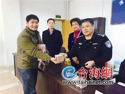 ▲工人们开心地从民警手上领回被欠工钱