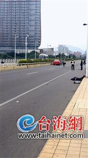 ▲小车撞上绿化带后停下来