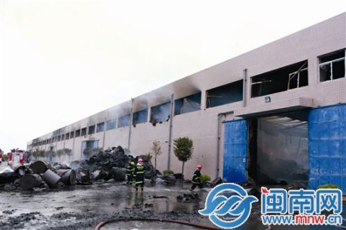 叉车将烧焦的纸铲到仓库外