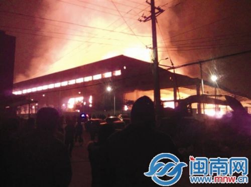 昨日凌晨，联盛纸业（龙海）有限公司仓库失火（附近村民供图）