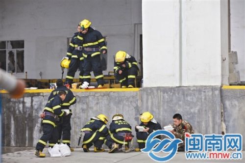 消防员随地吃午饭后，又继续灭火