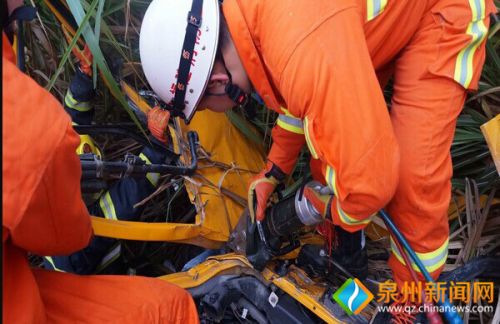 泉三高速往三明方向两挂车相撞，一司机被卡身亡现场图