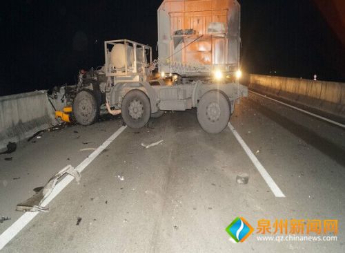 泉三高速往三明方向两挂车相撞，一司机被卡身亡。