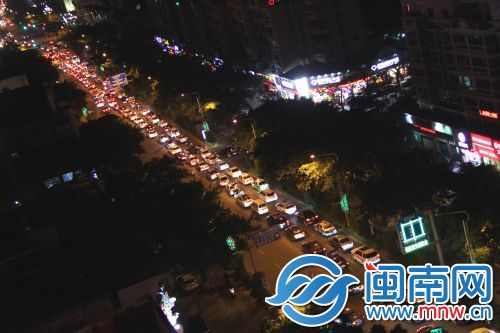 昨晚的泉秀街堵成一条彩带