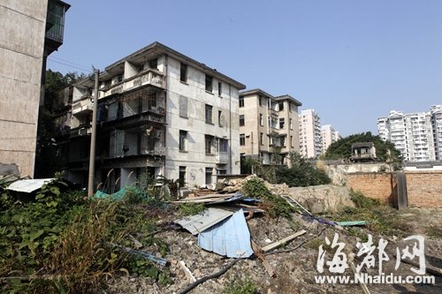 国防工办宿舍周围环境脏乱，大部分住户已经搬出
