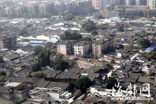 破旧的国防工办宿舍，在三坊七巷统一的建筑风格中，犹如一块“伤疤”