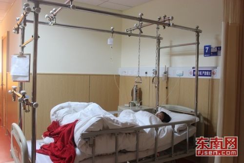 郑德赞的姐姐在重症监护室观察治疗