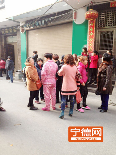 附近群众还在议论纷纷。