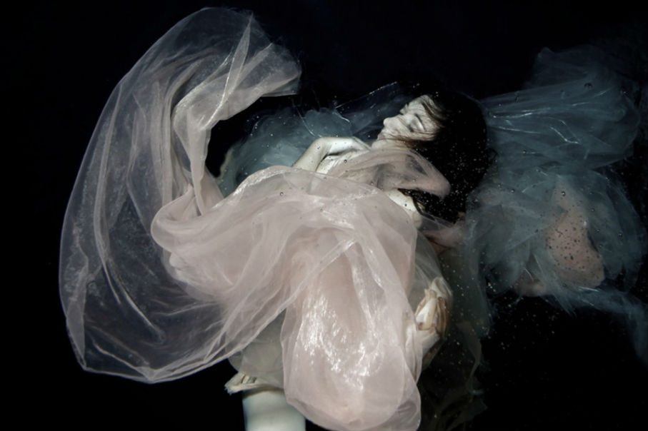 德国女摄影师梦幻水下人像摄影 冷暖色调另类光影