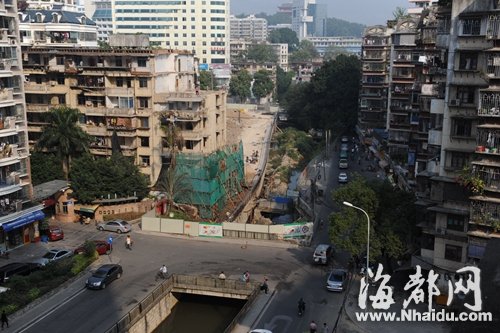 观风亭路北段拓宽，迟迟卡在这个节点。今年九月，海都促成最后一个﹃钉子户﹄搬迁后，大楼开拆(资料图)
