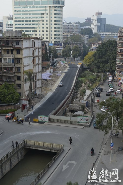 观风亭街北段西侧道路，已铺好沥青，元旦将通车