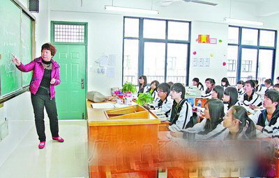 翔安区内厝中学高二年级李泽权同学发明的《多模式电烤箱》项目获得了