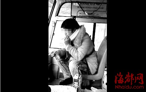 女乘客在车上抽烟