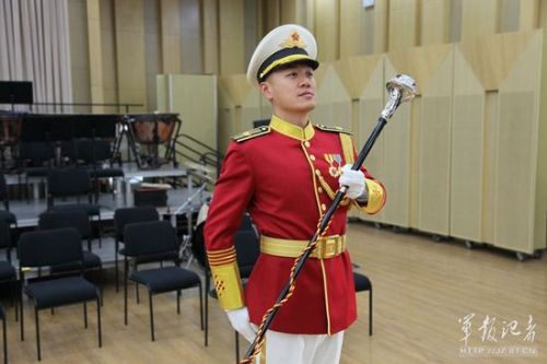 揭秘解放军新式礼宾服:金属丝刺绣亮眼