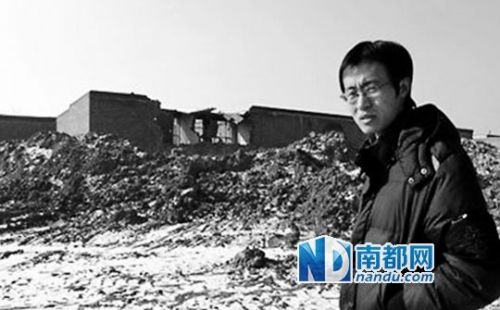 复旦博士生孟建伟和他家被拆的房屋。