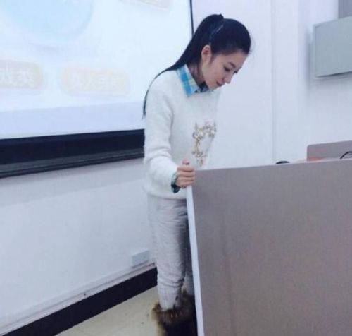 吉林女教师拄拐上课 被赞&ldquo;最美女腰&rdquo;