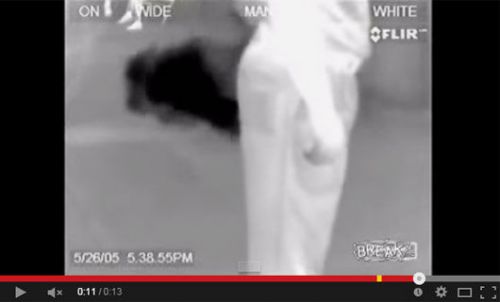 恶搞还是真实？男子连放屁遭机场摄像头拍（图）