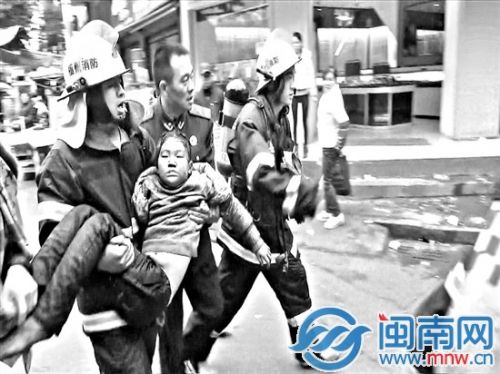 消防官兵抱着女孩送医