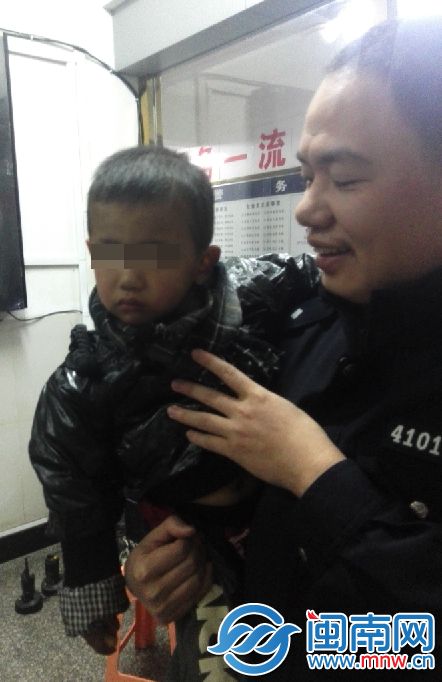 当晚，民警一直在哄小昂，可小昂一直板着脸，不开心