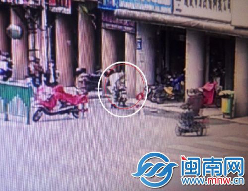 现场监控，女子留下孩子，独自走进了店中